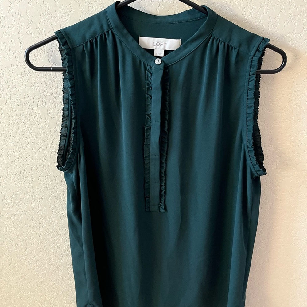 LOFT Women’s Emerald Green Sleeveless Ruffle Blouse Size S - Picture 2 of 9